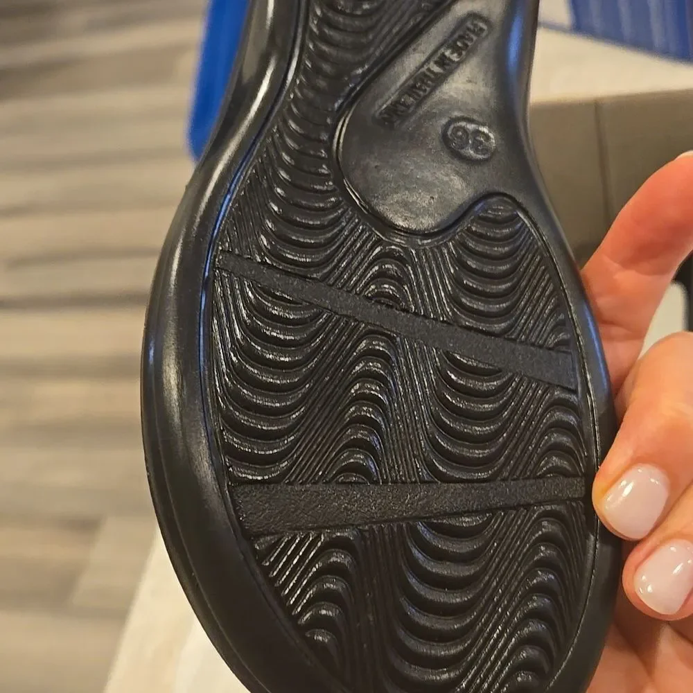 Stylish Men's Gray and Black Flip-Flops
